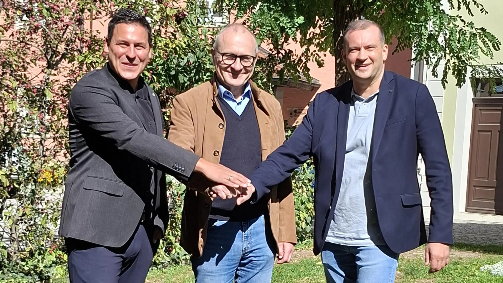 Über das gemeinsame Betreuungsangebot freuen sich (von links) die drei Bürgermeister Tobias Strauß, Dr. Ulrich Grünwald und Mathias Scheuer. (Foto: Stadt Feuchtwangen/Silke Kasperek)