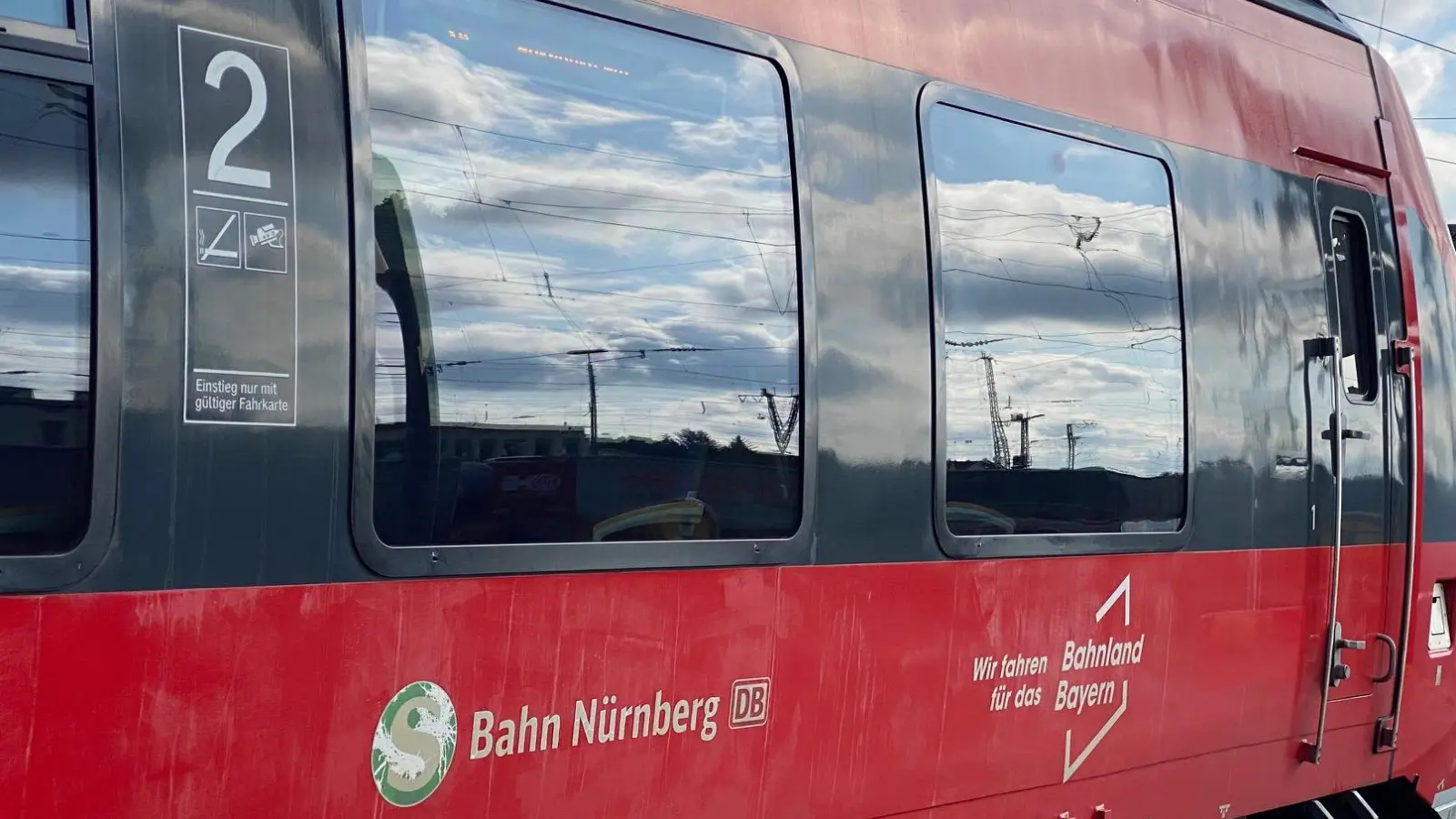 Sie hatten offenbar keine gültige Fahrkarte, deshalb schlugen zwei Männer den Zugbegleiter und flohen.  (Symbolbild: Manfred Blendinger)