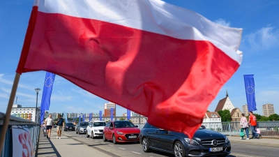 Polen beginnt ab Montag mit Grenzkontrollen zu Deutschland - das könnte zu Staus führen. Das Bundesinnenministerium will Staus durch deutsche Kontrollen vermeiden. (Foto: Patrick Pleul/dpa)