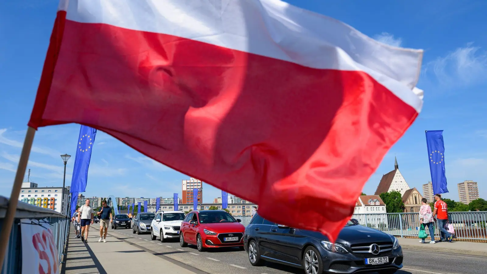 Polen beginnt ab Montag mit Grenzkontrollen zu Deutschland - das könnte zu Staus führen. Das Bundesinnenministerium will Staus durch deutsche Kontrollen vermeiden. (Foto: Patrick Pleul/dpa)