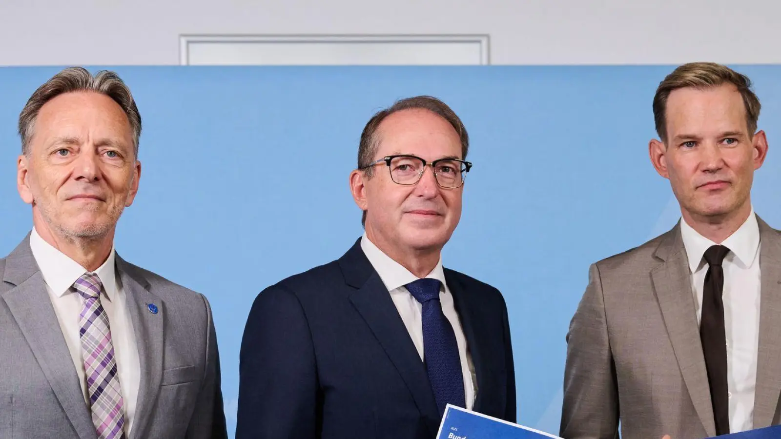 „Null Toleranz gegenüber denen, die an der Sucht verdienen“, fordert der Bundesdrogenbeauftragte, Hendrik Streeck (rechts) (Foto: Annette Riedl/dpa)