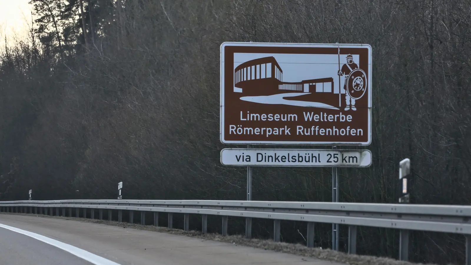 Seit rund zehn Jahren lockt das Limeseum in Ruffenhofen mit einer Tafel am Straßenrand der Autobahn 7 Besucherinnen und Besucher an. (Foto: Tizian Gerbing)