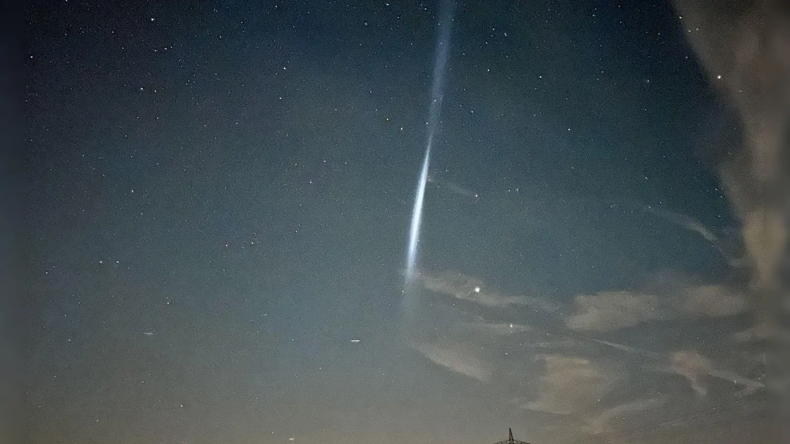 Was ist denn das? - Treibstofftropfen einer Rakete hinterlassen Lichtstreifen (Foto-Handout) (Foto: Klein/vifogra/dpa)