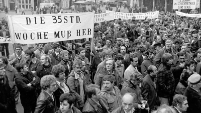 Mitarbeiter der Klöckner-Werke fordern am 17. November 1978 auf dem Marktplatz von Bremen auf einem Transparent die 35-Stunden-Woche. (Foto: Schilling/dpa)