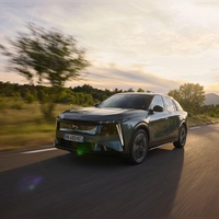Forsch voran? Vor allem der elektrische DS N°7 fühlt sich auch auf einer flotten Landpartie wohl. (Foto: DS Automobiles/dpa-tmn)