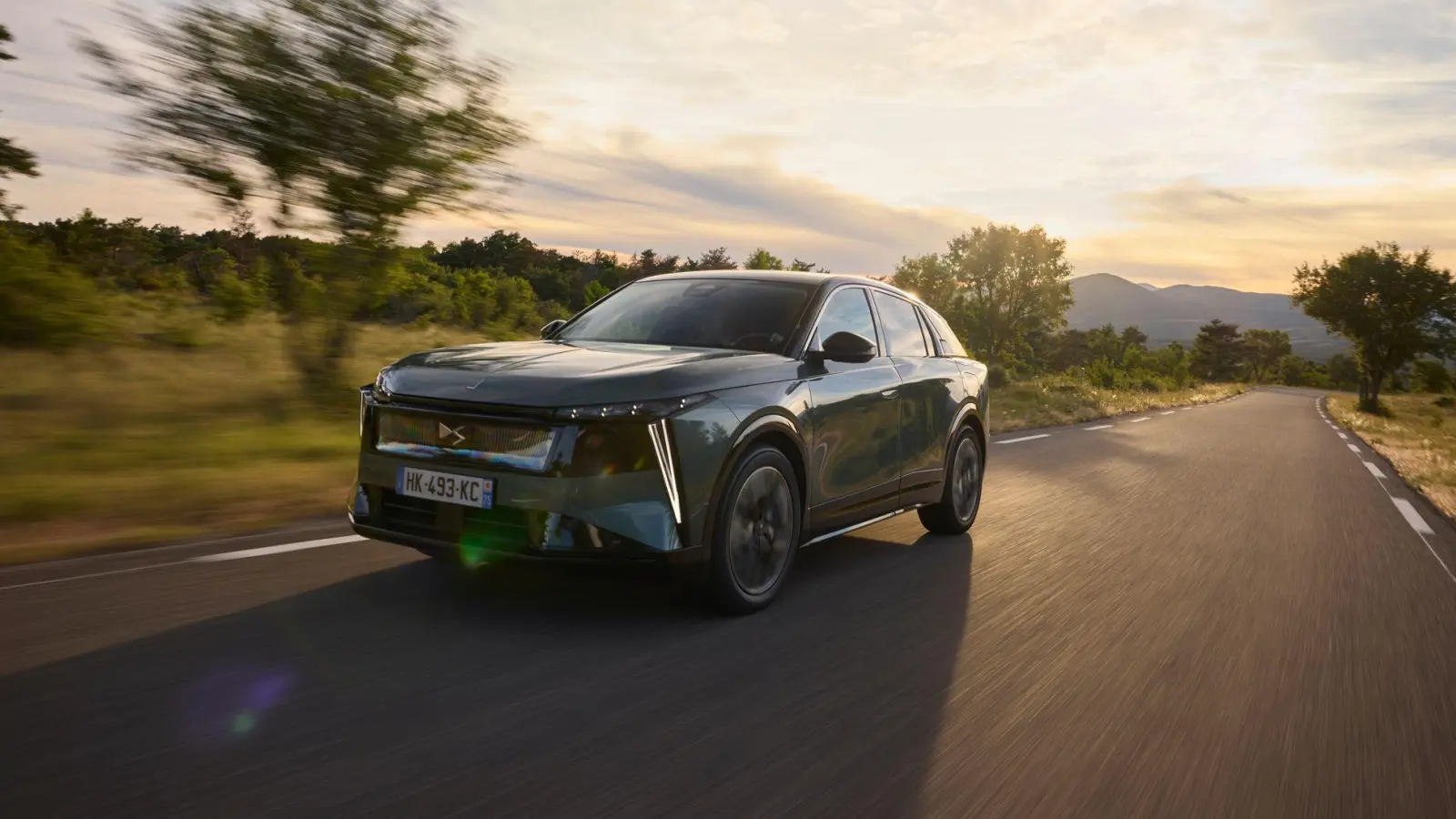 Forsch voran? Vor allem der elektrische DS N°7 fühlt sich auch auf einer flotten Landpartie wohl. (Foto: DS Automobiles/dpa-tmn)