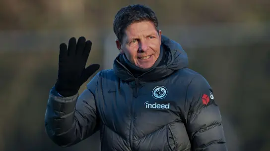 Frankfurts Trainer Oliver Glasner erwartet tief stehende, physisch starke Schalker. (Foto: Arne Dedert/dpa)