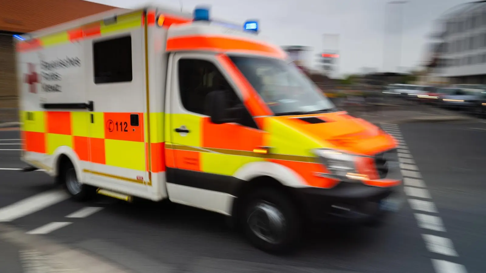 Der verletzte Pilot wurde vom Rettungsdienst in ein Krankenhaus gebracht. (Symbolbild) (Foto: Nicolas Armer/dpa)