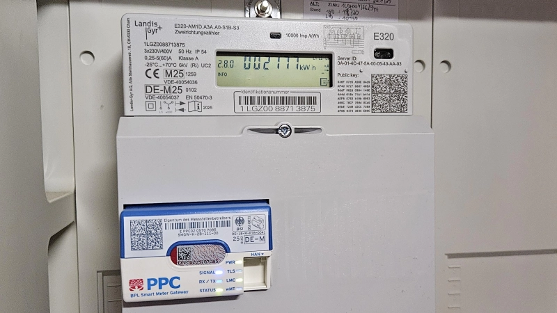 So sieht es aus, wenn im Zählerschrank ein Smart Meter statt eines herkömmlichen Stromzählers verbaut ist. Doch noch längst nicht jeder Haushalt braucht die moderne Technik. Lockangebote sollte man deshalb mit Vorsicht betrachten. (Foto: Wolfgang Grebenhof)