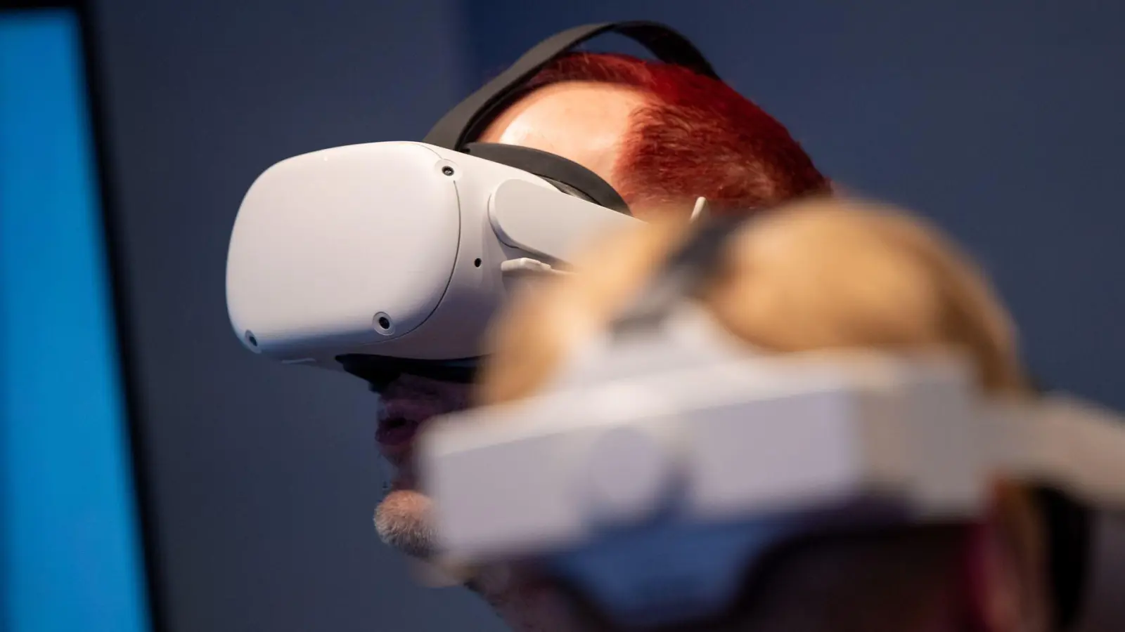 Avatare mit sichtbaren Anzeichen von Infektionen wurden über VR-Brillen gezeigt. (Symbolbild) (Foto: Monika Skolimowska/dpa)