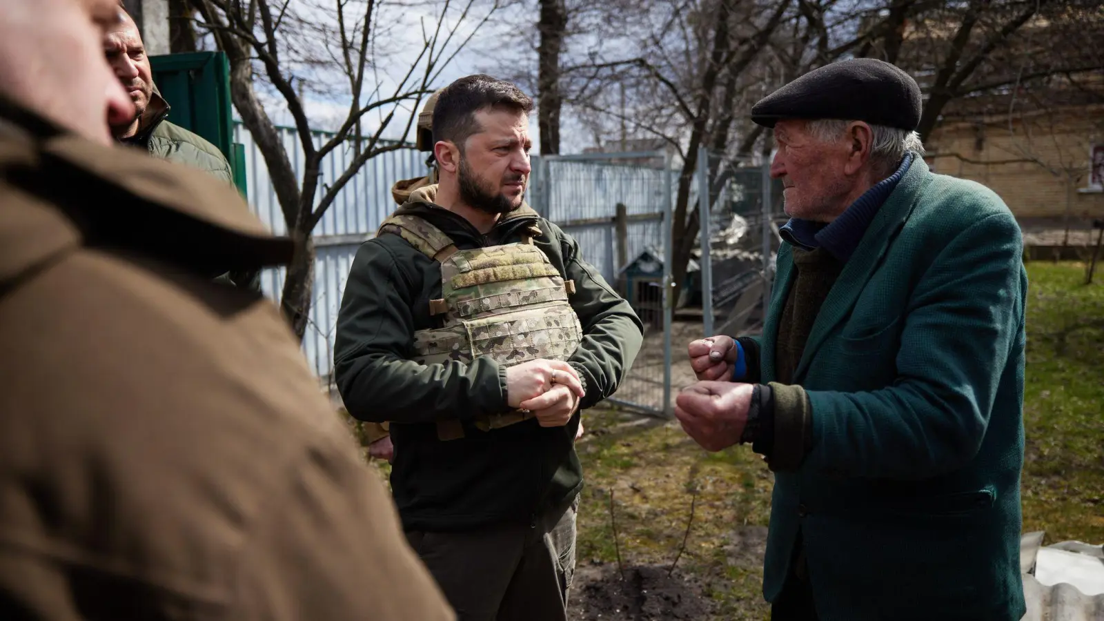 Wolodymyr Selenskyj (M) spricht mit Anwohnern in Butscha. Nach dem Abzug der russischen Truppen entdeckten die ukrainischen Behörden hier vor einem Jahr Hunderte Leichen. (Foto: President Of Ukraine/ZUMA Press Wire Service/dpa)