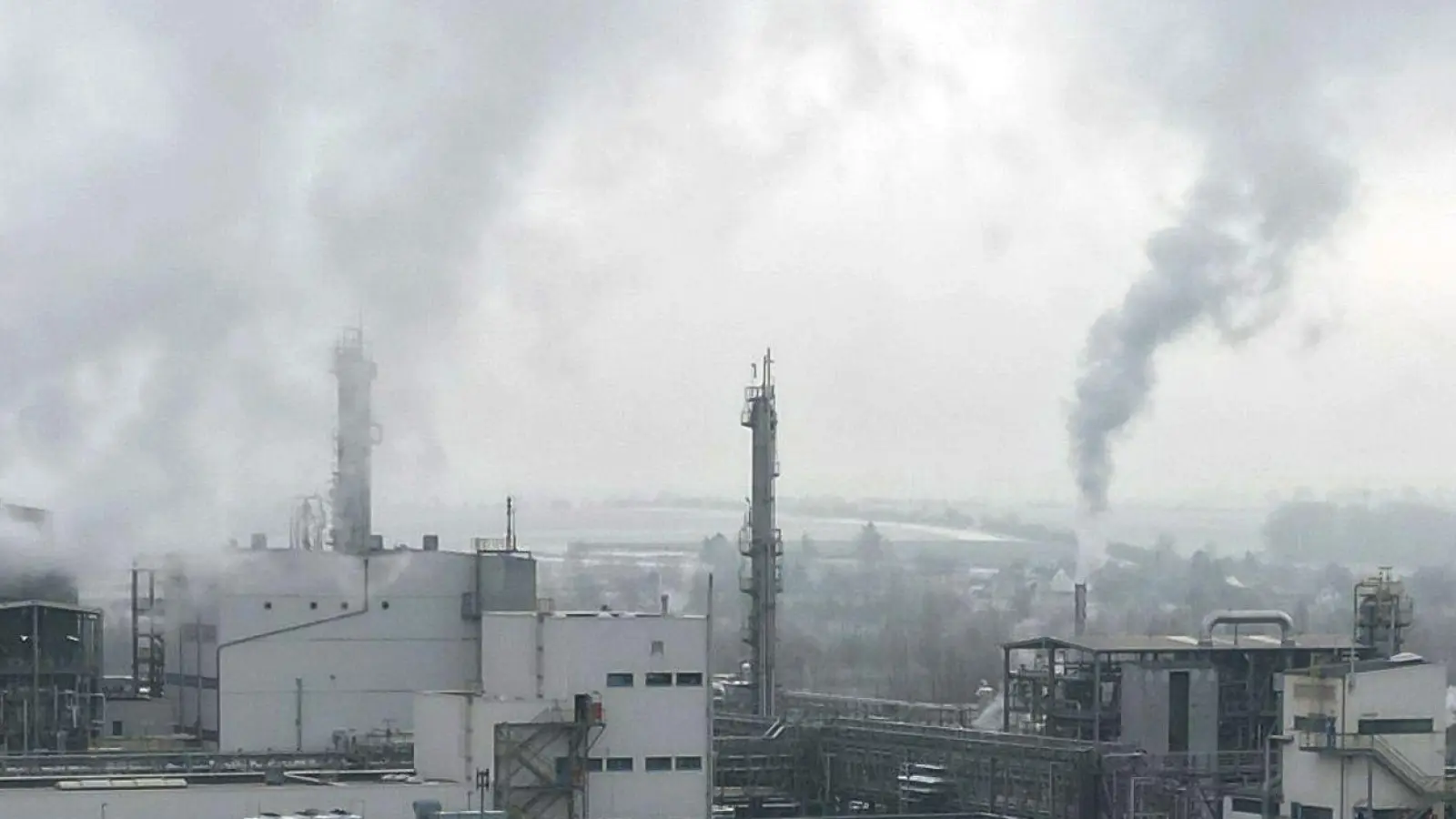 Wie das Statistische Bundesamt mitteilt, gab es starke Rückgänge bei der Produktion in der chemischen Industrie. (Foto: Bodo Schackow/dpa)