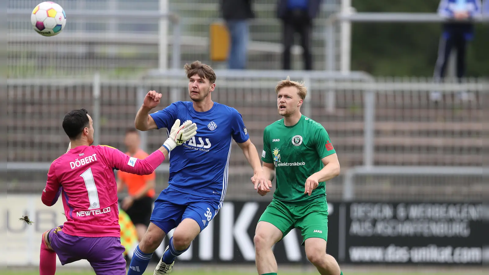 Niklas Seefried (rechts) erzielte die ersten beiden Ansbacher Tore in Aschaffenburg. Hier setzt er sich gegen Niklas Borger durch und überwindet Torhüter Ricardo Döbert zum 0:1.  (Foto: sportfotografie.de/Julien Christ)