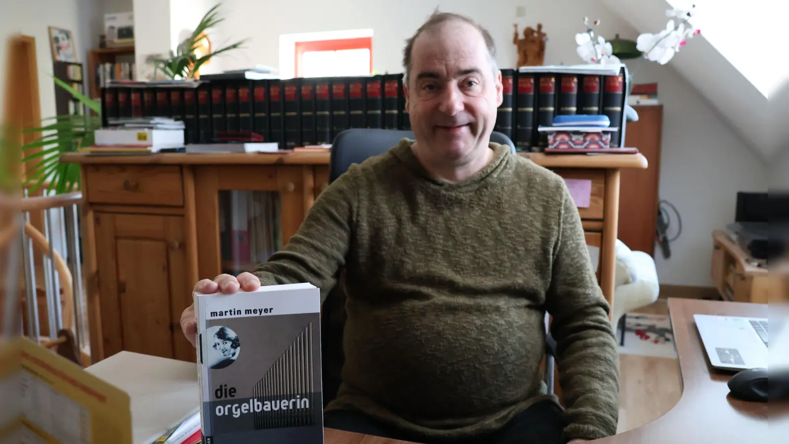 Der Scheinfelder Autor Martin Meyer hat bereits drei Romane veröffentlicht, der jüngste führt in die Welt des Orgelbaus. (Foto: Andreas Reum)