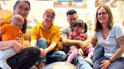 Auch heuer hat der Dietenhofener Basarverein „Alles fürs Kind“ gemeinnützige Organisationen und Familien mit Spenden bedacht. 1000 Euro gingen an die herzkranke sechsjährige Mia Knorr. Die Vorsitzende Johanna Schwarz, Kassiererin Silke Müller sowie Florian und Jennifer Knorr mit ihrer Tochter Mia (von links).  (Foto: Johanna Schwarz (Selbstauslöser))