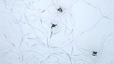 Muster im Schnee: Eine Luftaufnahme zeigt Schlittschuhläufer auf einem zugefrorenen See in Österreich. (Foto: Helmut Fohringer/APA/dpa)