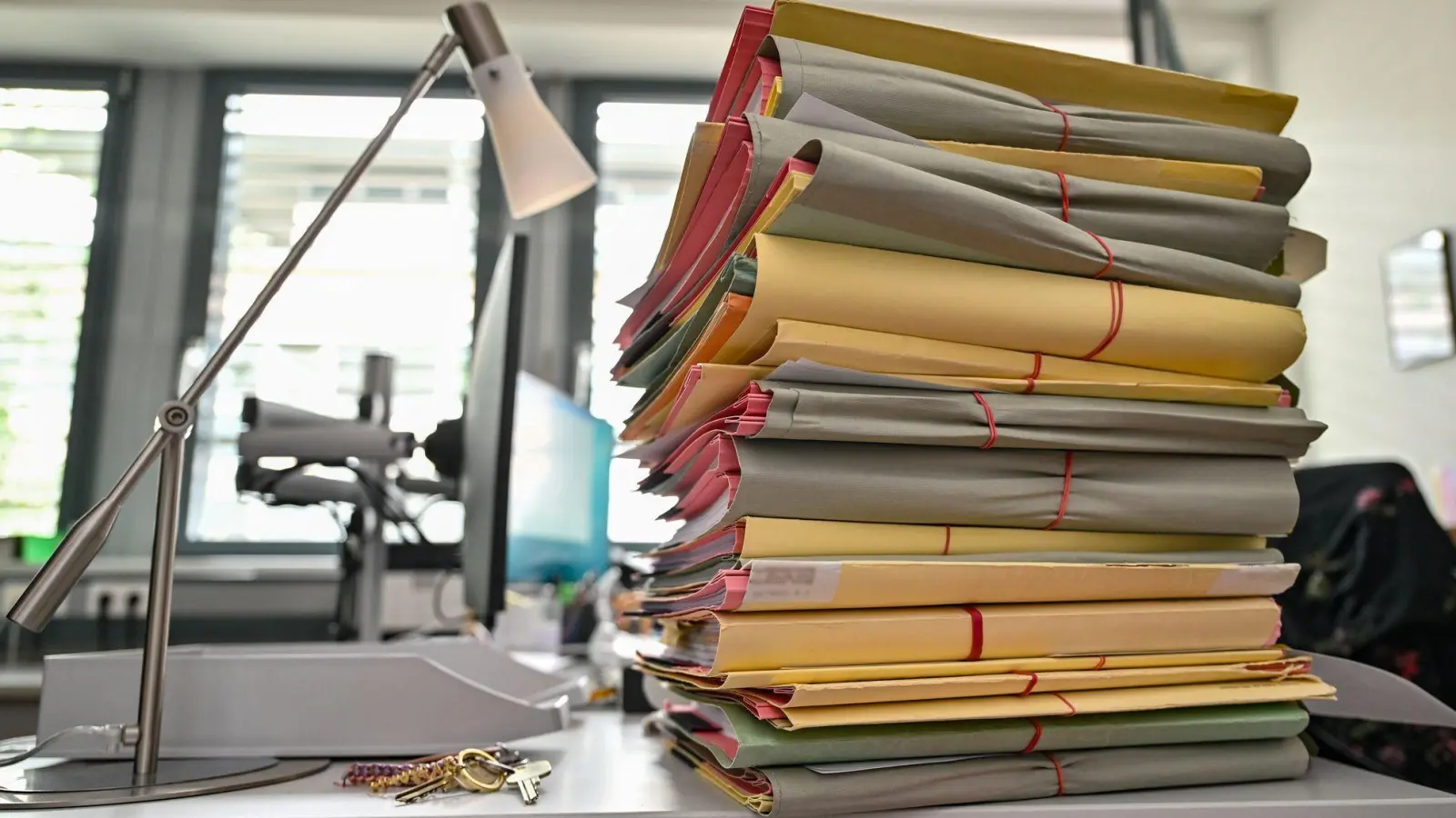 Die Aktenberge türmen sich, die Verfahren dauern oft zu lange. (Symbolfoto) (Foto: Patrick Pleul/dpa)