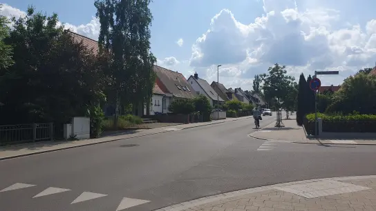 Die Bodenfeldstraße in Bad Windsheim ist mittlerweile Teil einer Tempo-30-Zone. Früher hätten Radfahrer hier Angst beim Fahren gehabt, sagt Radfahr-Aktivist Hans Löffler. (Foto: Anna Franck)