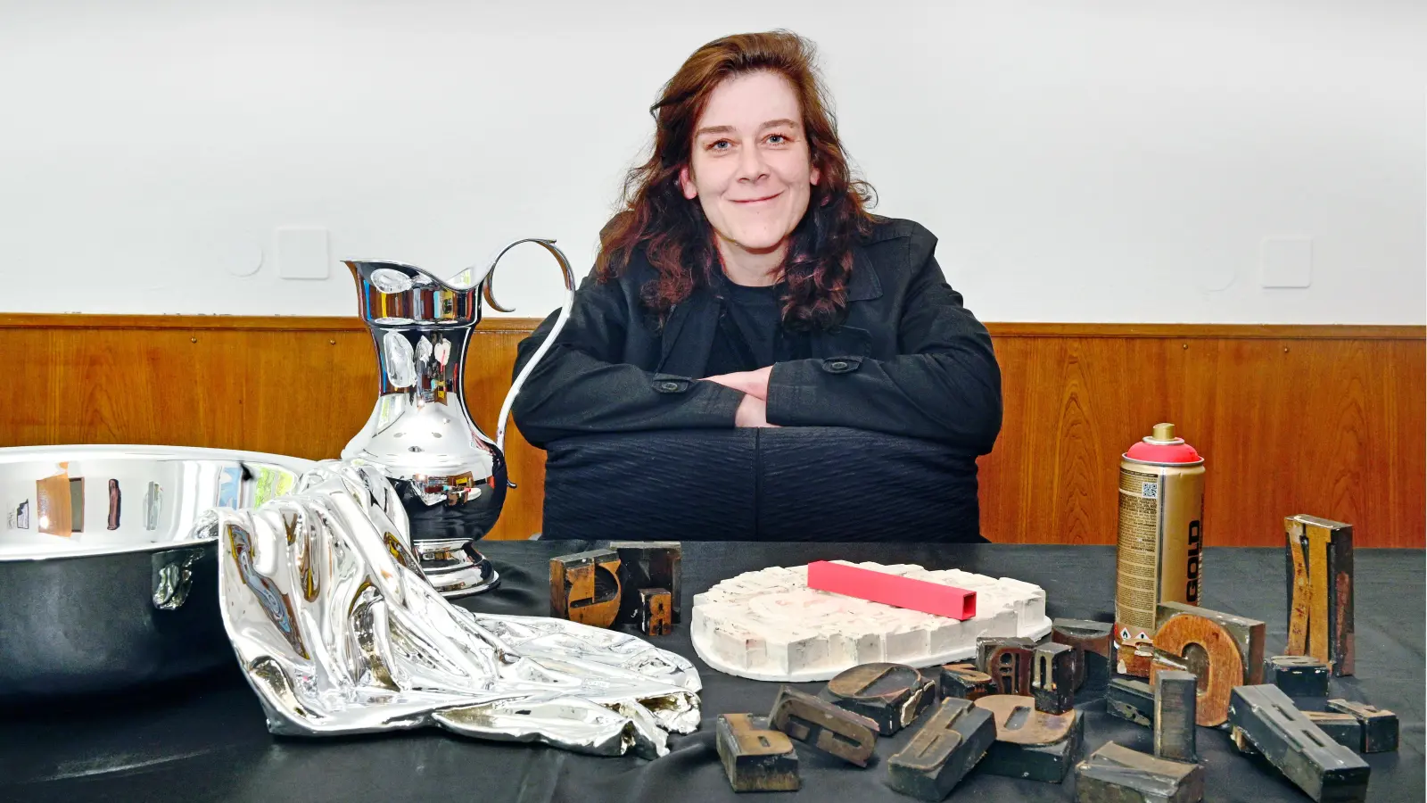 Vorbereitungen auf eine ungewöhnliche Ausstellung: Kerstin Himmler mit einigen Elementen aus ihrer Installation, die der bedeutenden italienischen Ordensgründerin Tecla Merlo gewidmet ist. (Foto: Jim Albright)