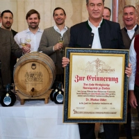 Markus Söder löst seine Schulden beim Stockacher Narrengericht ein. (Foto: Sven Hoppe/dpa)
