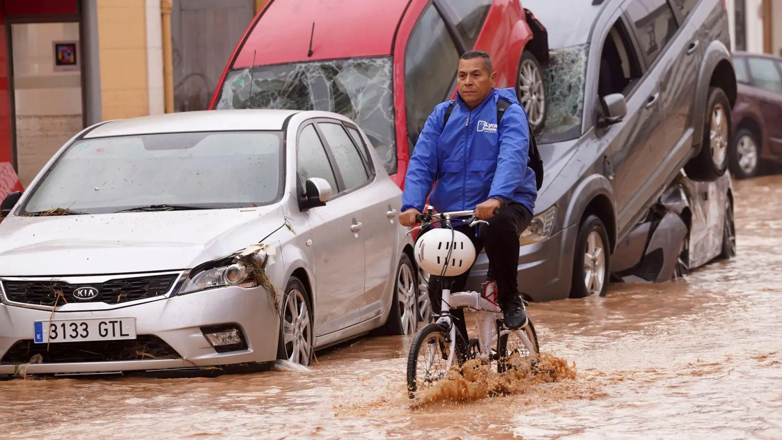 Vielerorts haben Überflutungen für Zerstörung gesorgt. (Archivbild) (Foto: Alberto Saiz/AP)