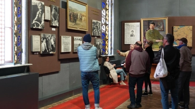 Führung im Stalin-Museum: Besucher lassen sich in einem Saal über das Leben des Sowjetdiktators informieren. (Foto: Ulf Mauder/dpa-tmn)