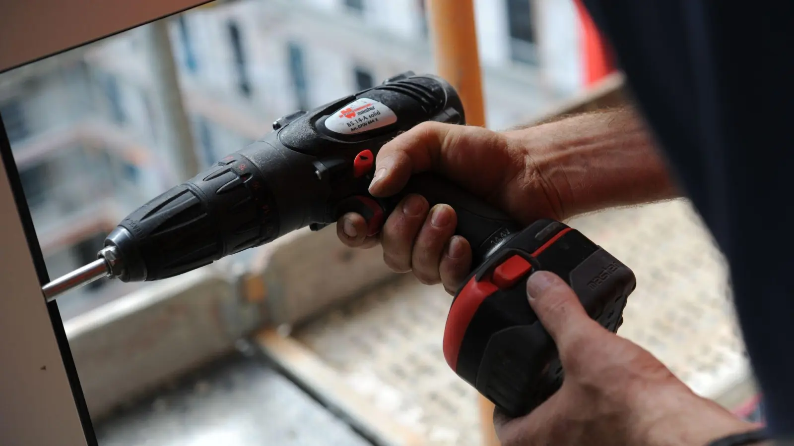 Die Täter bohrten Löcher in die Leitungen der Fußbodenheizung und der Wasserleitungen. (Symbolbild: Emily Wabitsch/dpa-tmn)