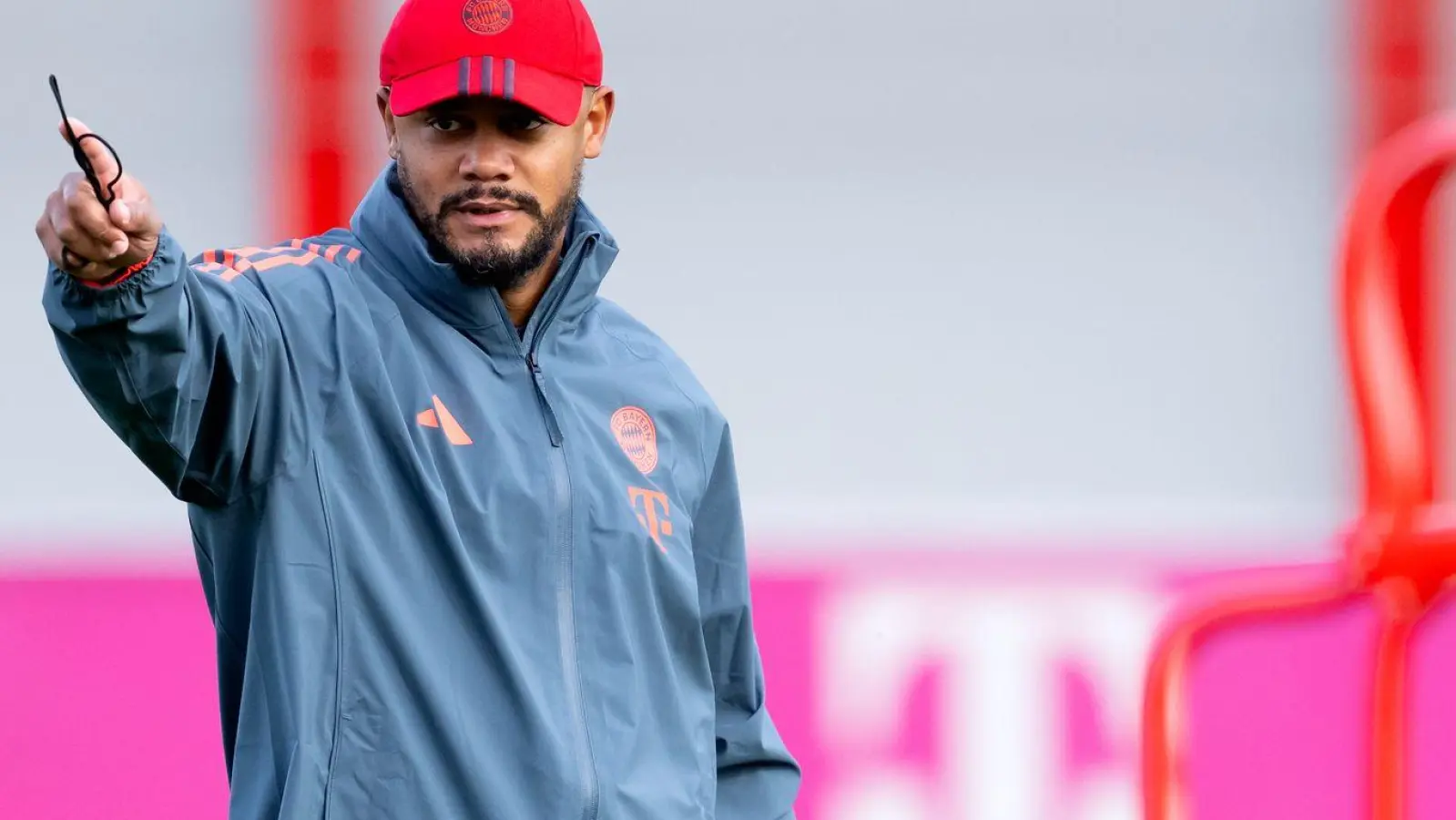 Bayern und Kompany - das passt. Der Coach beim Abschlusstraining. (Foto: Sven Hoppe/dpa)
