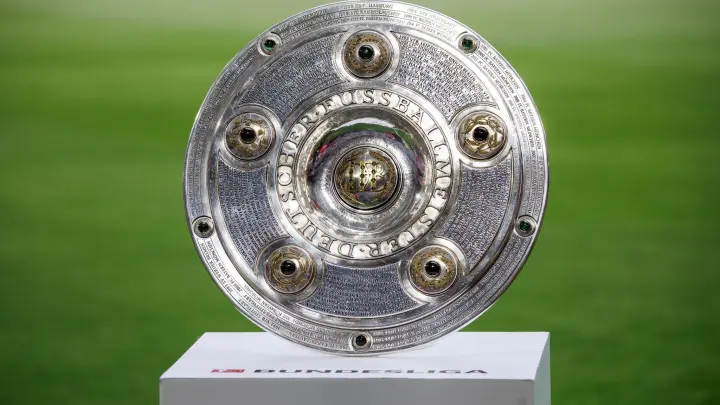 Wer holt sich am 34. Spieltag die Meisterschale? Der BVB oder die Bayern? (Foto: Matthias Balk/dpa)