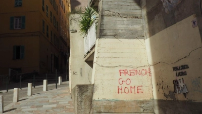 Auf Hauswänden in Bastia sind anti-französische Sprüche zu lesen. Autonomie für die Mittelmeerinsel Korsika scheint mittlerweile zum Greifen nah. (Foto: Rachel Boßmeyer/dpa)