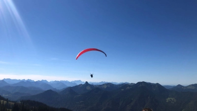 Ein Gleitschirmflieger vor dem Alpenpanorama. (Foto: Katrin Requadt/dpa/Symbolbild)