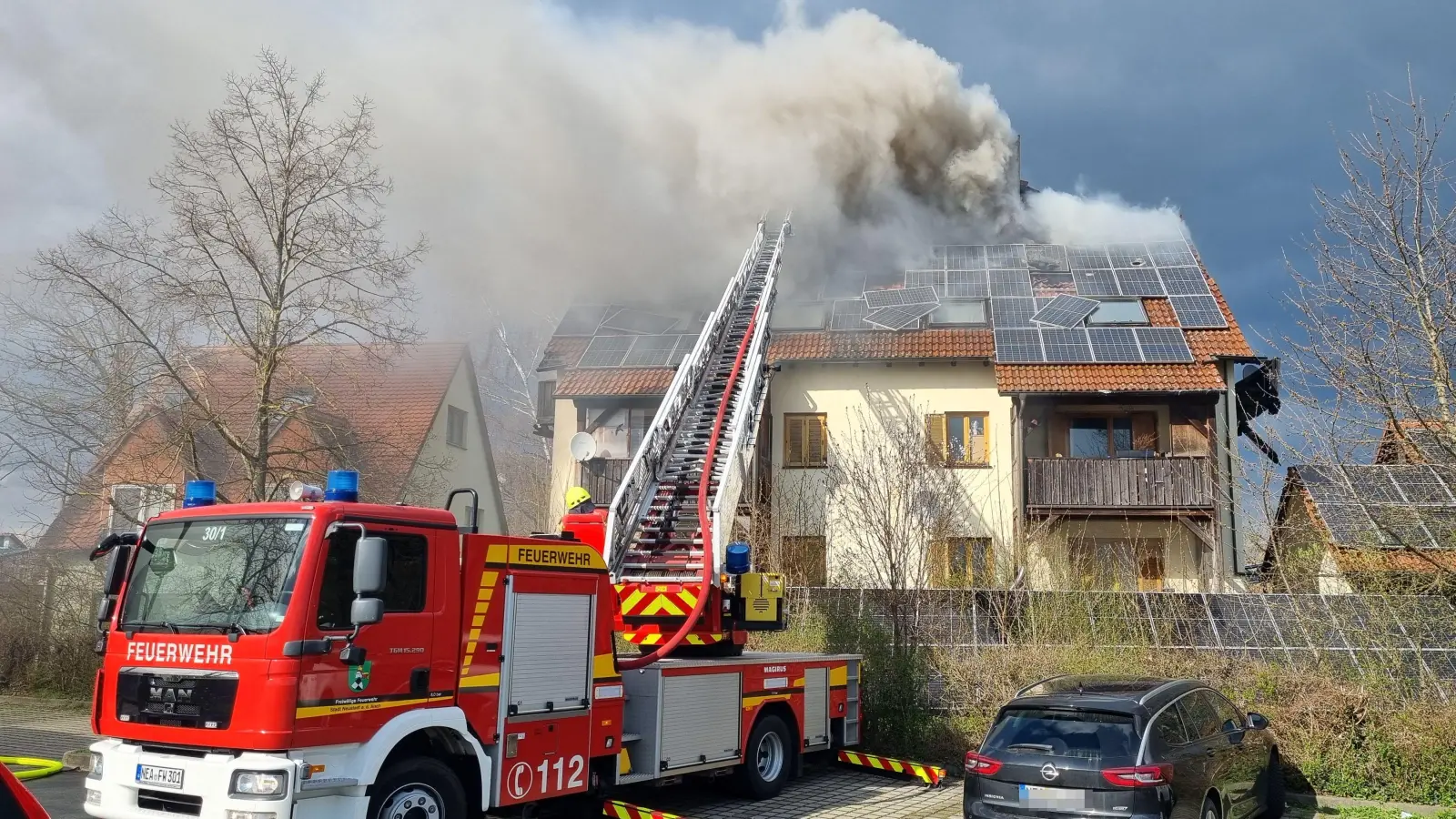 Aus dem Dach dringt dichter Qualm. (Foto: Rainer Weiskirchen/Kreisfeuerwehrverband)