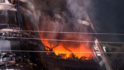 Das Gebäude in Dhaka wurde durch das sich schnell ausbreitende Feuer für viele Einkäufer und Restaurantgäste zur Todesfalle. (Foto: Mahmud Hossain Opu/AP)
