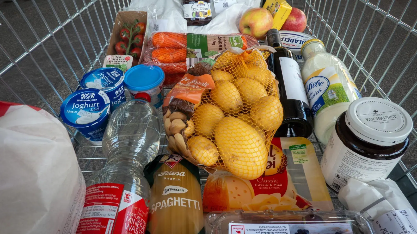 Bei Lebensmitteln spüren die Verbraucher die Inflation besonders deutlich.  (Foto: Soeren Stache/dpa)