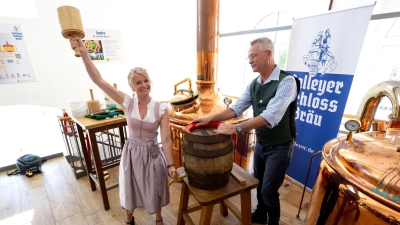 Souverän mit zwei Schlägen: Die neue bayerische Bierkönigin beim Anzapfen ihres ersten Fasses.  (Foto: Sven Hoppe/dpa)