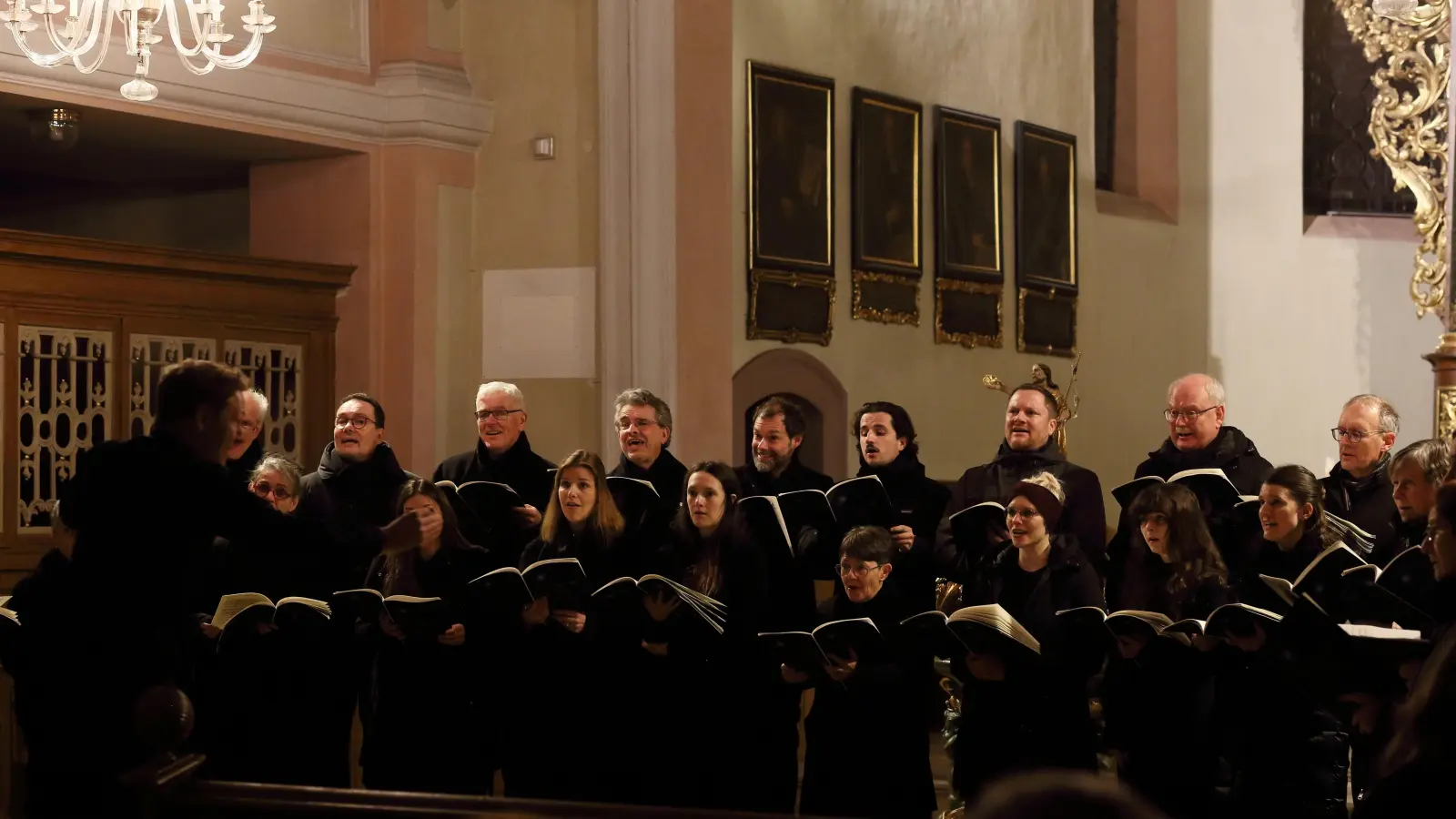 Beim ersten Konzert seiner Franken-Tour: der Kammerchor Acûstico, den Julian Hauptmann leitet, singt in der Kirche St. Kilian von Bad Windsheim. (Foto: Thomas Wirth)