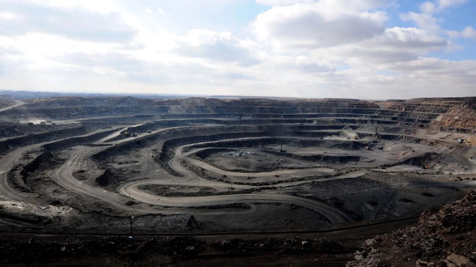 Wichtige Metalle, die etwa hier in der Bayan-Obo-Mine für seltene Erden in der Inneren Mongolei abgebaut werden, braucht auch die deutsche Industrie - etwa für Sensoren oder Elektromotoren. (Archivbild)  (Foto: Ren Junchuan/Xinhua via ZUMA Wire/dpa)