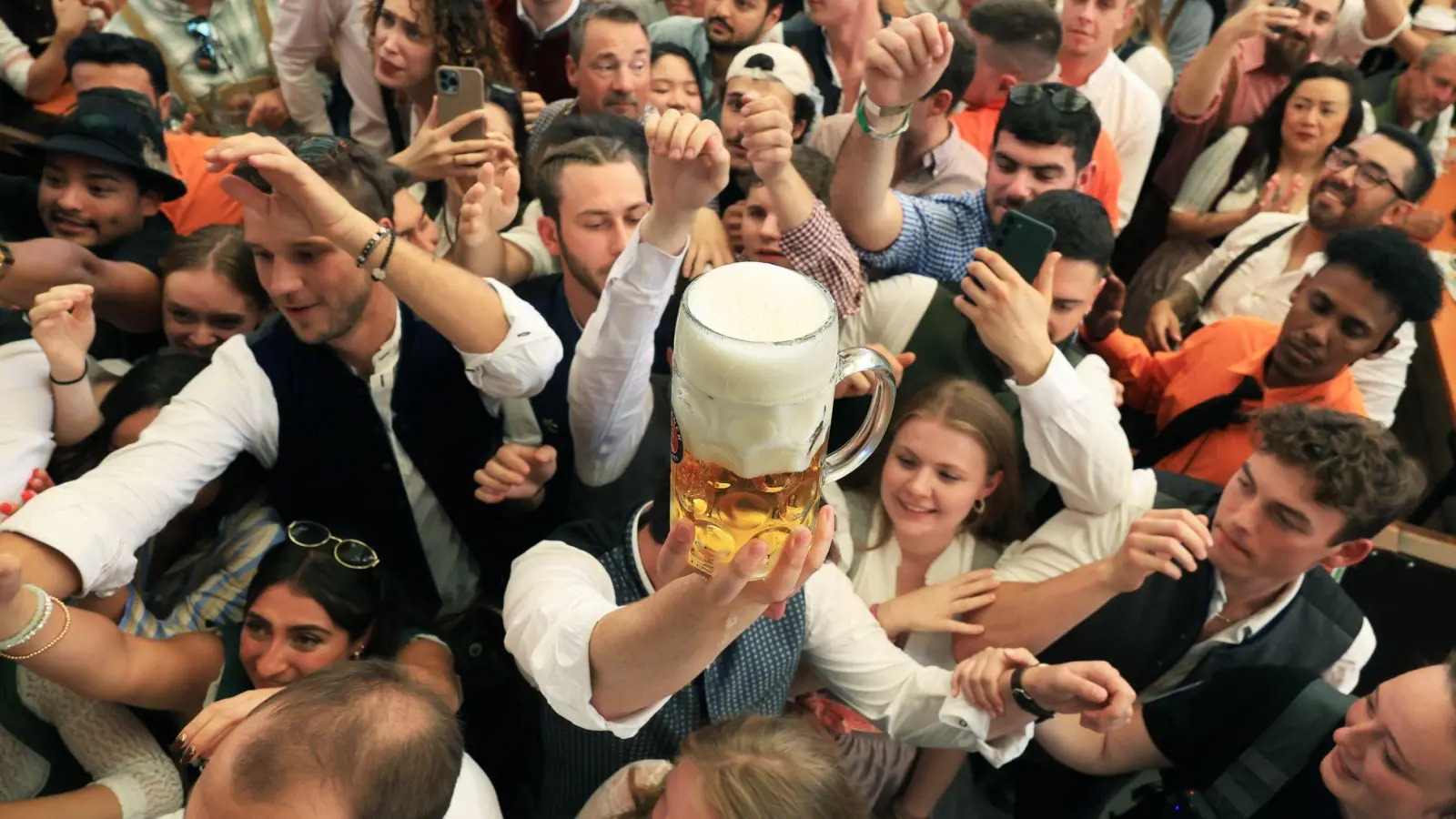 Die Plätze in den Bierzelten sind begehrt - aber Vorsicht vor Nepp bei der Reservierung. (Archivbild)   (Foto: Karl-Josef Hildenbrand/dpa)