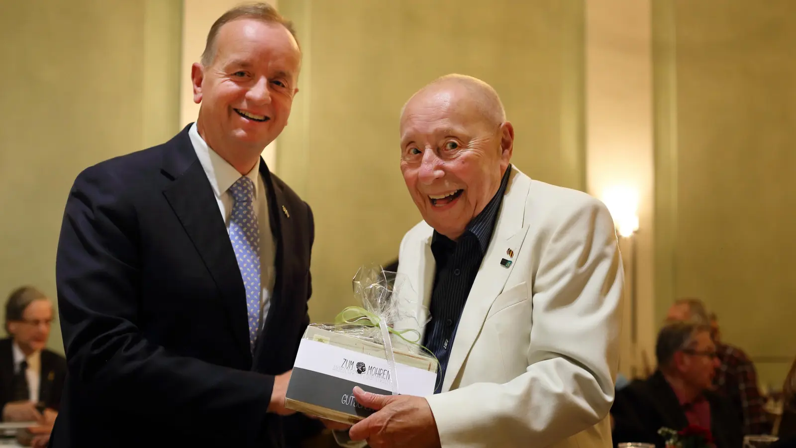 Ansbachs Oberbürgermeister Thomas Deffner (links) bedankt sich bei Jazztime-Organisator Walter L. Henne für über 50 Jahre Engagement in Sachen Jazz. (Foto: Thomas Wirth)