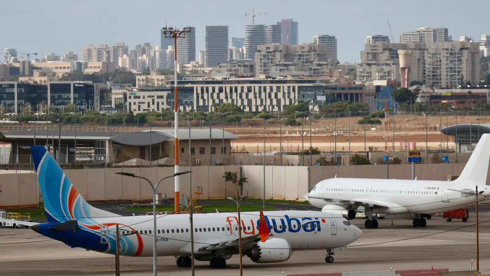 Nach dem Vorfall auf einem Flydubai-Flug nach Tel Aviv berichten US-Medien, dass der mutmaßliche Angreifer das Flugzeug in den israelischen Flughafen Ben Gurion lenken wollte. (Archivbild) (Foto: Jamal Awad/dpa)