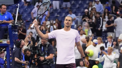 Alexander Zverev bedankt sich bei den Fans.  (Foto: Frank Franklin II/AP/dpa)