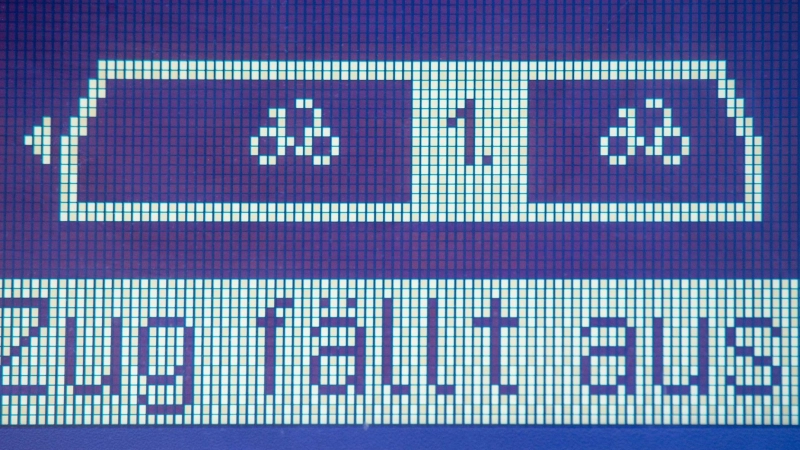 In Rottendorf lief am Montagmorgen am Bahnhof ein Polizeieinsatz, wodurch unter anderem der RE10 nicht fahren konnte. (Symbolbild: Stefan Sauer/dpa)