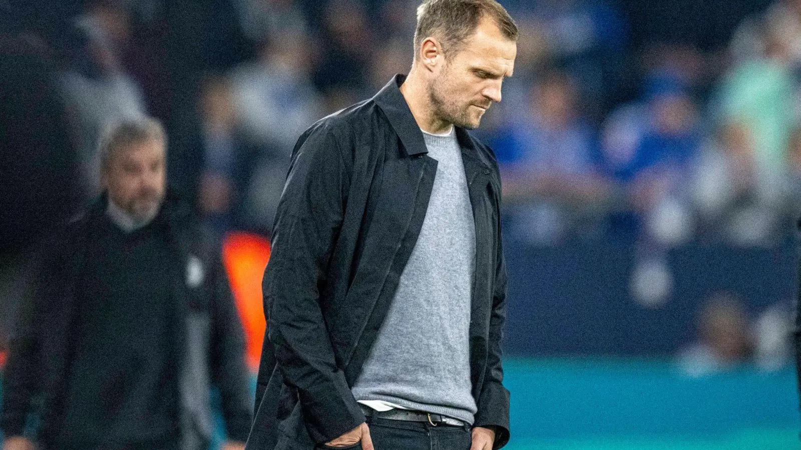 War mit dem Auftritt seines Teams auf Schalke gar nicht zufrieden: Mainz-Coach Bo Svensson. (Foto: David Inderlied/dpa)
