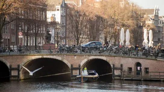 Pro Tag fahren in Amsterdam bis zu 450 Touristenbusse in die Innenstadt. Viel zu viel, sagt die Stadtverwaltung - und verhängt einen Stop. (Foto: picture alliance / Daniel Reinhardt/dpa)