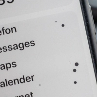 Punkte, die sich in den Kurven mitbewegen: Die praktischen Helfer gegen Reiseübelkeit gibt's für Apple- und Androidgeräte jetzt ab Werk. (Foto: Zacharie Scheurer/dpa-tmn)