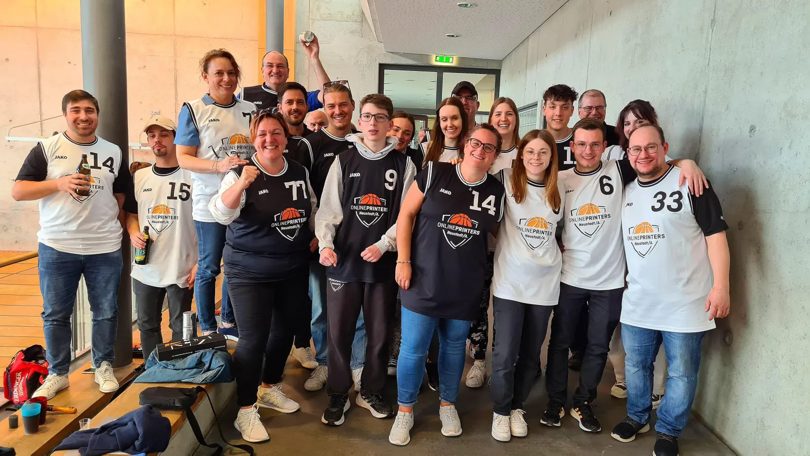 Erwartungsfroh: Die Neustädter Fangruppe in Oberbayern. (Foto: Karin Fett)