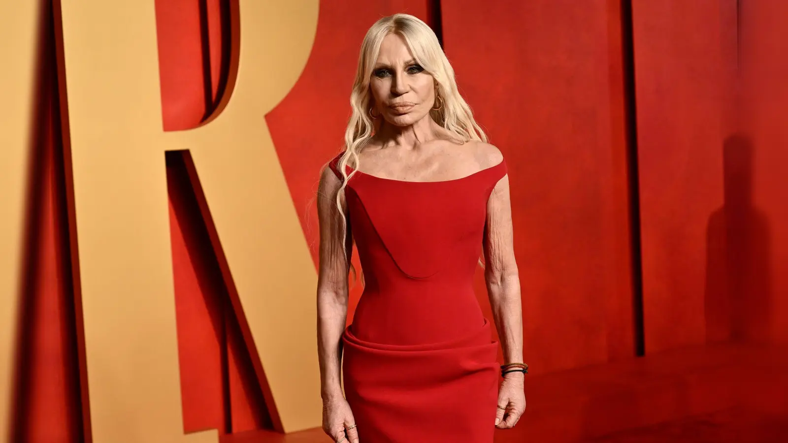 Versace - hier die Schwester von Firmengründer Gianni Versace, Donatella - gehört nun komplett zu Prada. (Archivbild) (Foto: Evan Agostini/Invision/AP/dpa)