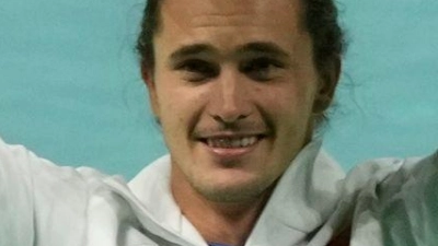 Zverev jubelte mit Deutschland-Fahne über den Viertelfinalsieg gegen Argentinien. (Foto: Luca Bruno/AP/dpa)