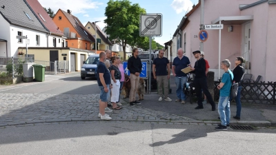 Anwohner der Dombachsiedlung trafen sich im Juli mit Stadtrats-Vertretern, um die Einrichtung einer Fahrradstraße anzuregen. (Foto: Florian Schwab)