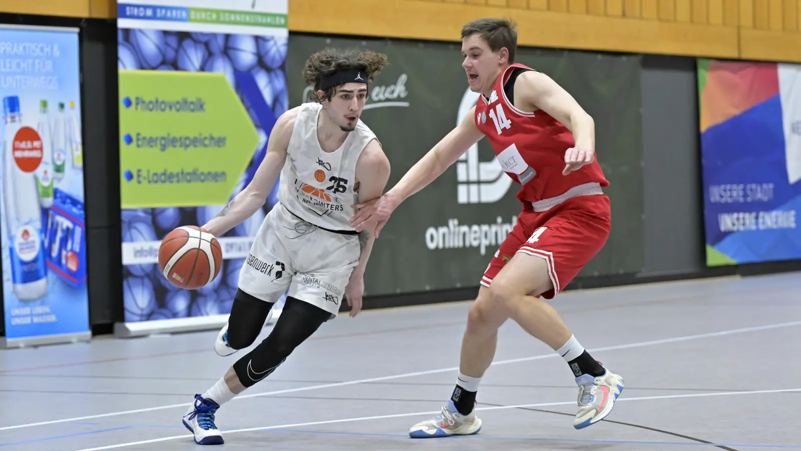 Das Regionalligaspiel in Neustadt gewann TTL Bamberg um den überragenden Christoph Dippold (rechts) mit 82:74 nach Verlängerung. Im Pokal wollen die Onlineprinters den Spieß umdrehen, auf Aaron Lyuverovych (links) müssen sie dabei aber verzichten. (Foto: Martin Rügner)